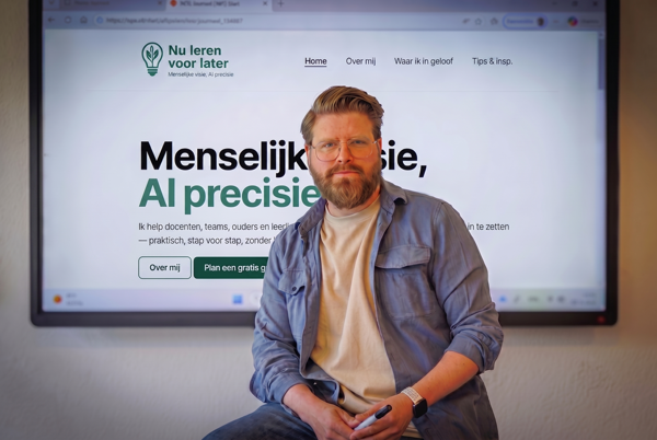 Ramon Visscher voor een groot scherm met de Nu leren voor later website