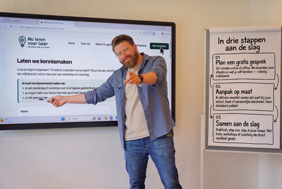 Ramon Visscher geeft een workshop voor een groep met zijn website op het scherm